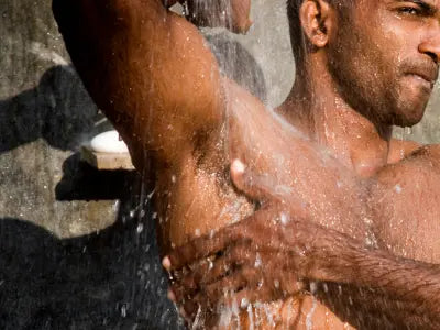 mann dusche schweissgeruch