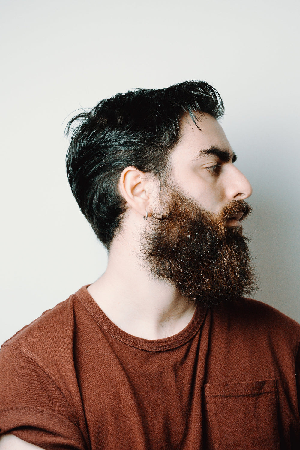 Profil von einem Mann mit Bart